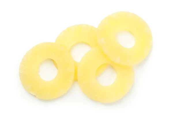Ananasové kroužky izolované na bílém pozadí, horní pohled — Stock fotografie