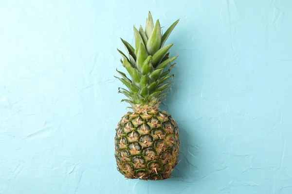Ananas op blauwe achtergrond, ruimte voor tekst. Sappige vruchten — Stockfoto