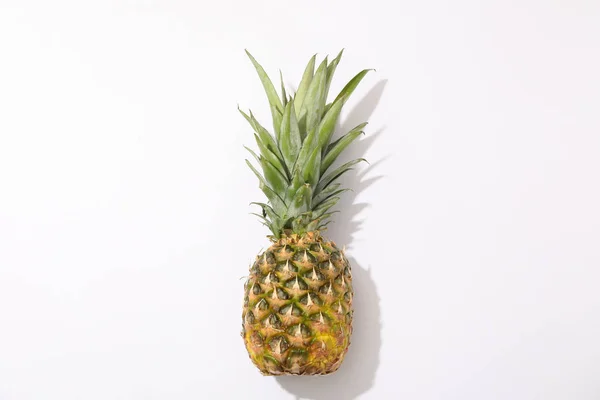 Ananas op witte achtergrond, ruimte voor tekst. Sappige vruchten — Stockfoto