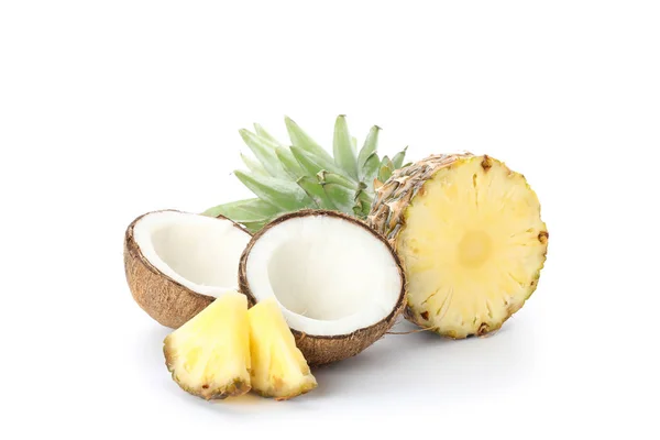 Abacaxi e coco isolados sobre fundo branco — Fotografia de Stock