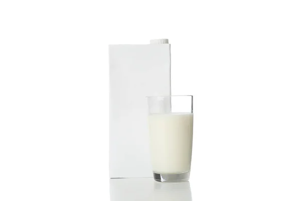 Prázdná krabice na mléko a sklenice mléka izolované na bílém pozadí — Stock fotografie