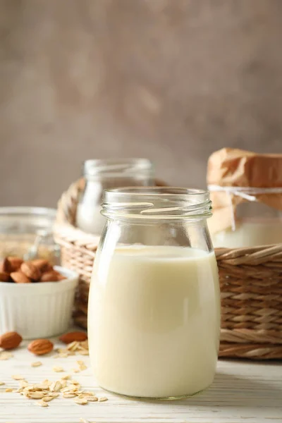 牛乳のボトル、異なる種類のガラスとバスケットミル — ストック写真