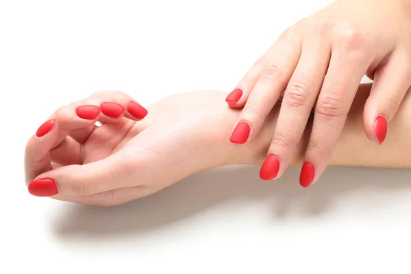 Manos de mujer, elegante manicura roja aislada sobre fondo blanco . — Foto de Stock