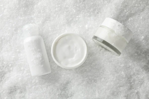 Σετ καλλυντικών, βάζο με κρέμα χειμώνα για το δέρμα σε χιονισμένο φόντο, — Φωτογραφία Αρχείου