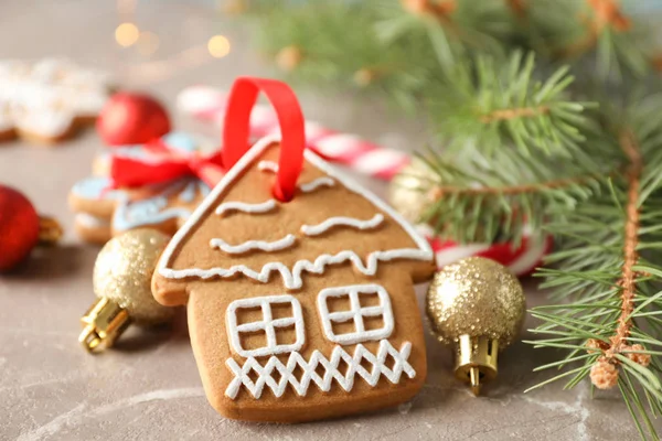 自制的圣诞饼干、糖果、褐色背景的玩具 — 图库照片