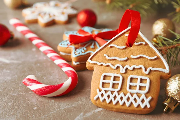 自制的圣诞饼干、糖果、褐色背景的玩具 — 图库照片