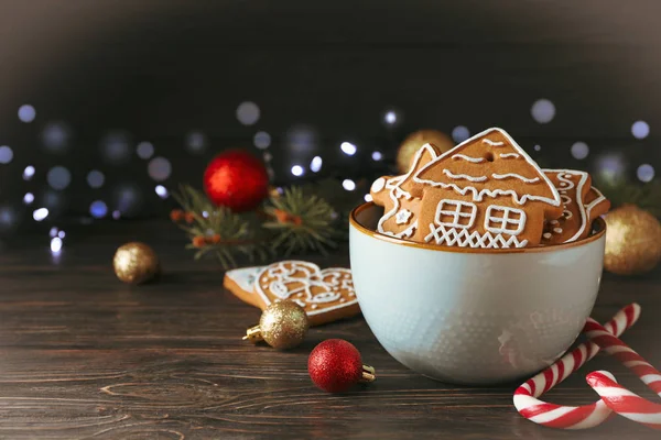 一碗美味的自制圣诞饼干，糖果，羊毛玩具 — 图库照片