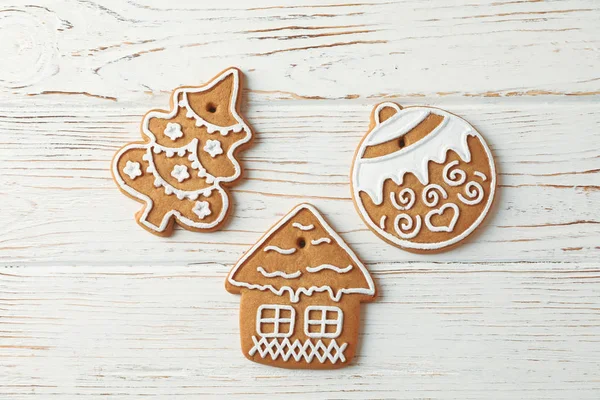 Sabrosas galletas caseras de Navidad sobre fondo de madera blanca, spa — Foto de Stock