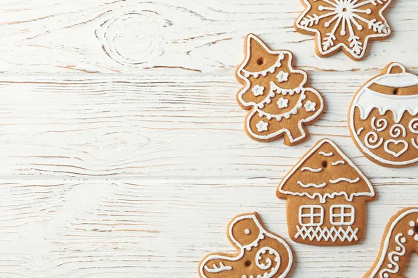 Biscoitos de Natal caseiros saborosos no fundo de madeira branco, spa — Fotografia de Stock