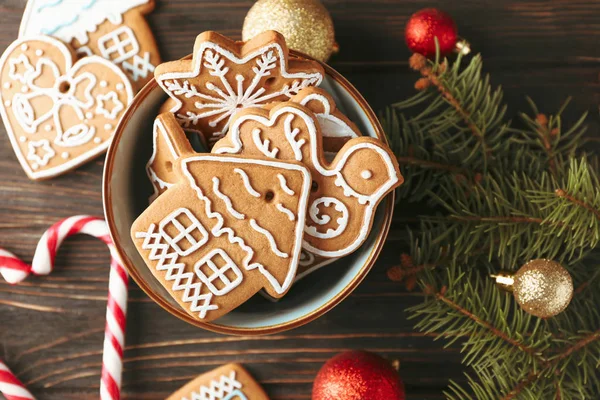 Tigela de saborosos biscoitos caseiros de Natal, doces, brinquedos em woode — Fotografia de Stock