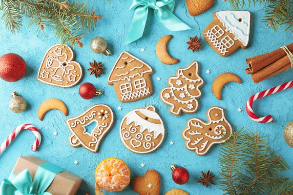 Composição de leigos plana com saborosos biscoitos caseiros de Natal, em b — Fotografia de Stock