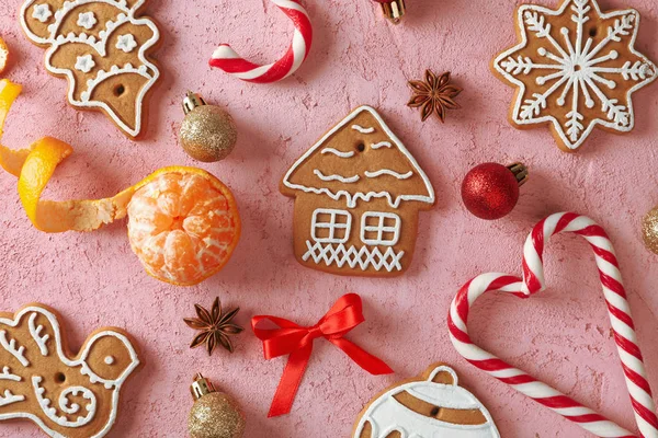 Flat lay composition with tasty homemade Christmas cookies, mand — Stock Photo, Image