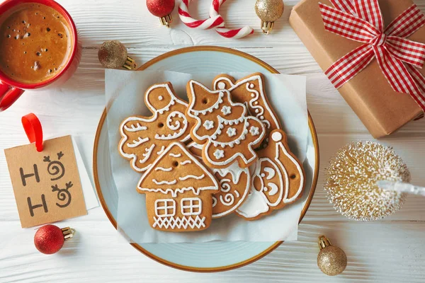 Plate with Christmas cookies, toys, gift boxes and coffee on whi — Stock Photo, Image