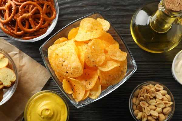 Snacks de cerveza, papas fritas, nueces de cerveza, salsas, aceite de oliva en lana — Foto de Stock