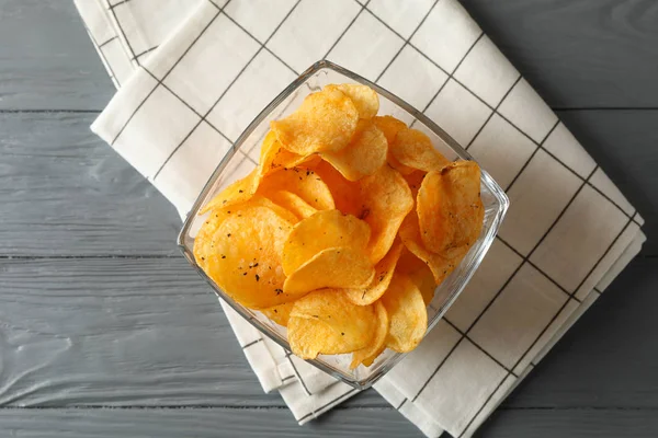 Patatas fritas, servilleta sobre fondo de madera gris, espacio para texto . — Foto de Stock