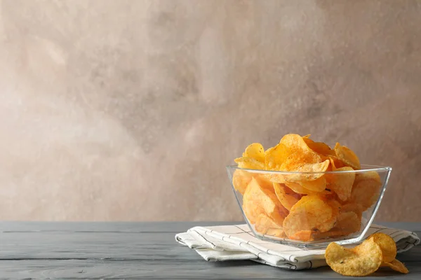 Patatas fritas, servilleta sobre mesa de madera gris contra fondo marrón — Foto de Stock