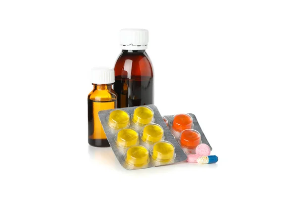 Botellas médicas y pastillas aisladas sobre fondo blanco — Foto de Stock