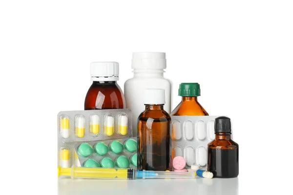 Frascos médicos, jeringa y pastillas aisladas sobre fondo blanco — Foto de Stock