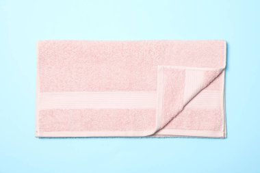 Mavi arkaplanda pembe havlu, üst görünümde ve kapat