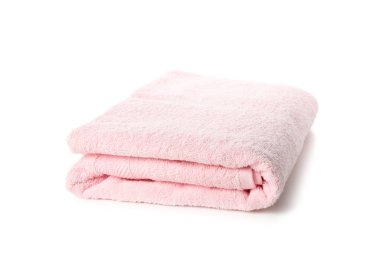 Katlanmış pembe havlu beyaz arka planda izole edilmiş, yakın plan.