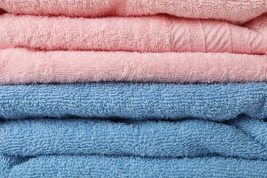 Katlanmış renk havluları desenli arkaplan, kapat