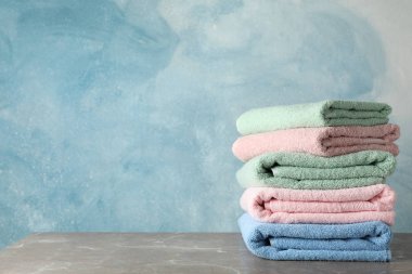 Gri masadaki renk havluları mavi arkaplan, spa