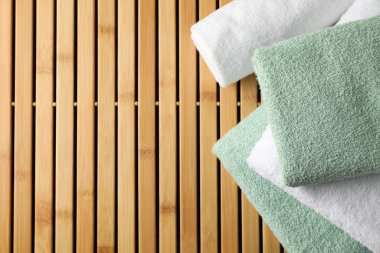 Bambu arka planında katlanmış havlular, kapatın ve boşluğu kopyalayın