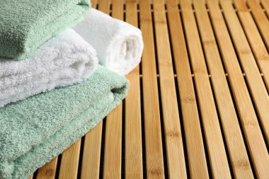 Bambu arka planında katlanmış havlular, kapatın ve boşluğu kopyalayın