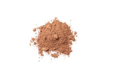 Beyaz arkaplanda izole edilmiş kakao tozu, üst görünüm