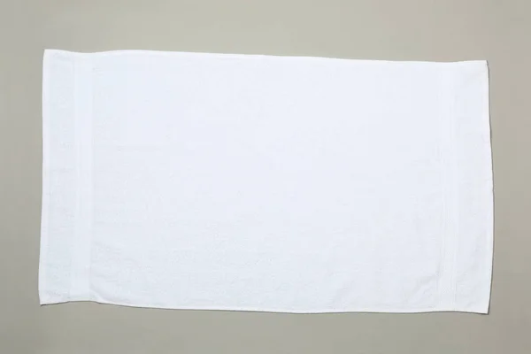 Белое полотенце изолировано на сером фоне, вид сверху — стоковое фото