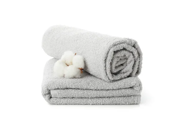 Πτυσσόμενες γκρι πετσέτες και βαμβάκι που απομονώνονται σε λευκό φόντο — Φωτογραφία Αρχείου