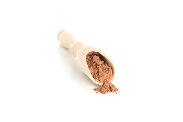 Beyaz arka planda izole edilmiş kakao tozu ile kepçe — Stok fotoğraf