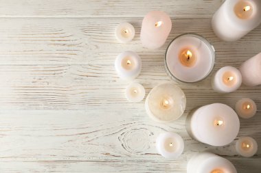 Ahşap arka planda farklı yanan mumlar, üst manzara