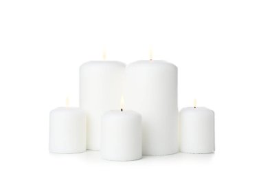 Beyaz arkaplanda izole edilmiş farklı mum grupları