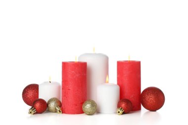 Mumlar ve Noel topları beyaz arka planda izole edilmiş