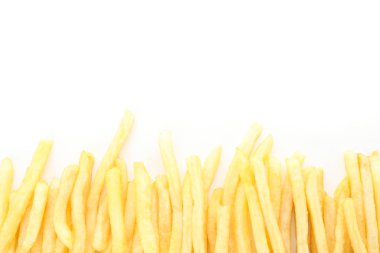 Beyaz arka planda izole edilmiş lezzetli patates kızartmalarıyla yatıyordu.