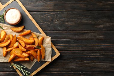 Fırında patates dilimleri, biberiye, beyaz sos, mutfak sandviçi.