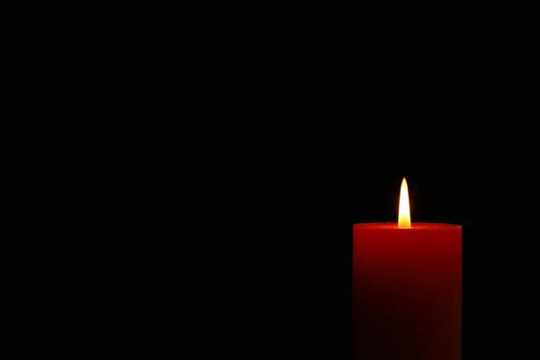 Светящаяся свеча на черном фоне, место для текста — стоковое фото