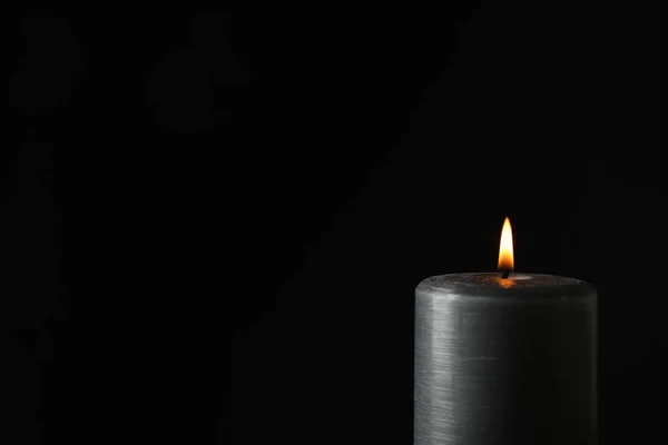 Siyah arkaplanda parlayan mum, metin için boşluk — Stok fotoğraf