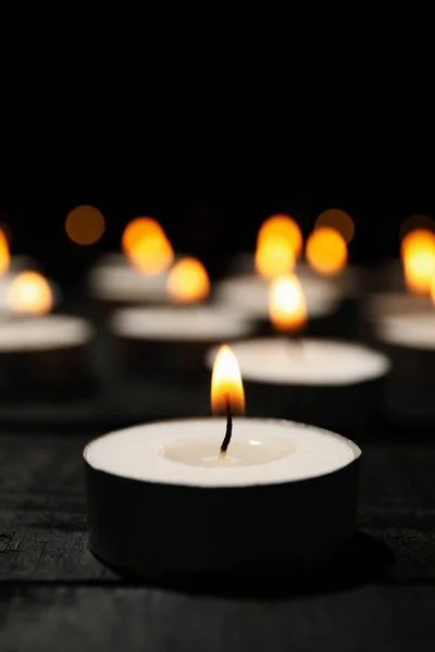 Gruppo di candele accese su sfondo nero, primo piano — Foto Stock