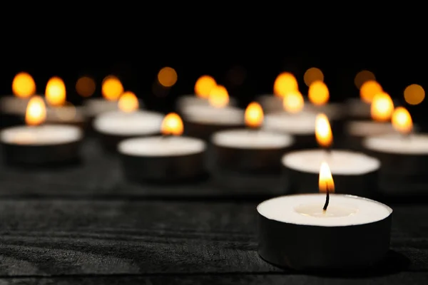 Skupina hořících svíček na černém pozadí, zavřít — Stock fotografie