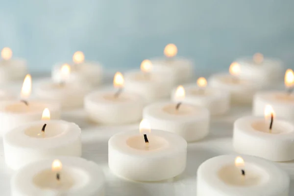 Группа горящих свечей на синем фоне, закрыть — стоковое фото