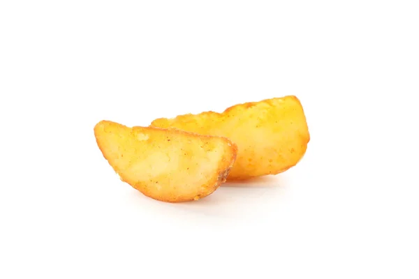 Schijfjes gebakken aardappelpartjes geïsoleerd op witte achtergrond, clos — Stockfoto