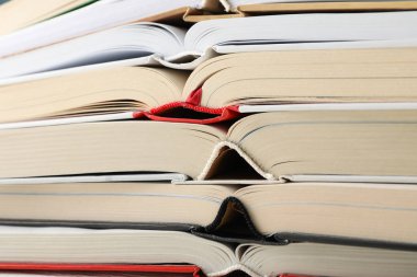 Tüm arkaplanda kitap yığını, kapat