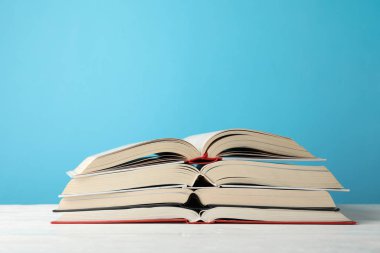 Mavi arkaplana karşı kitap yığını, metin için boşluk