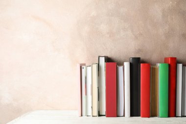 Kahverengi arkaplana karşı kitaplar, metin için boşluk