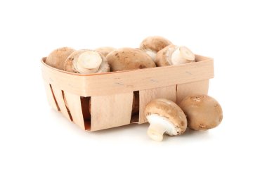 Beyaz arka planda izole edilmiş kabın içindeki Champignon mantarları