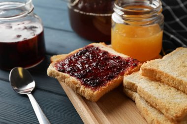 Ahşap arka planda tost, reçel ve çay yakın.
