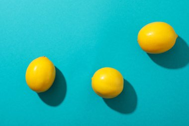 Turkuaz arkaplanda sulu portakallar, metin için boşluk