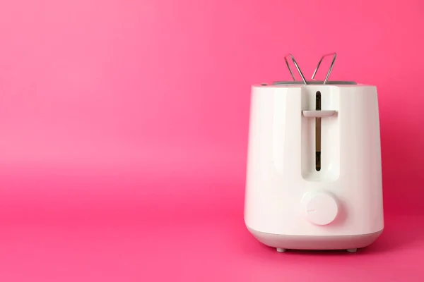 Toaster für Brot auf rosa Hintergrund, Platz für Text — Stockfoto